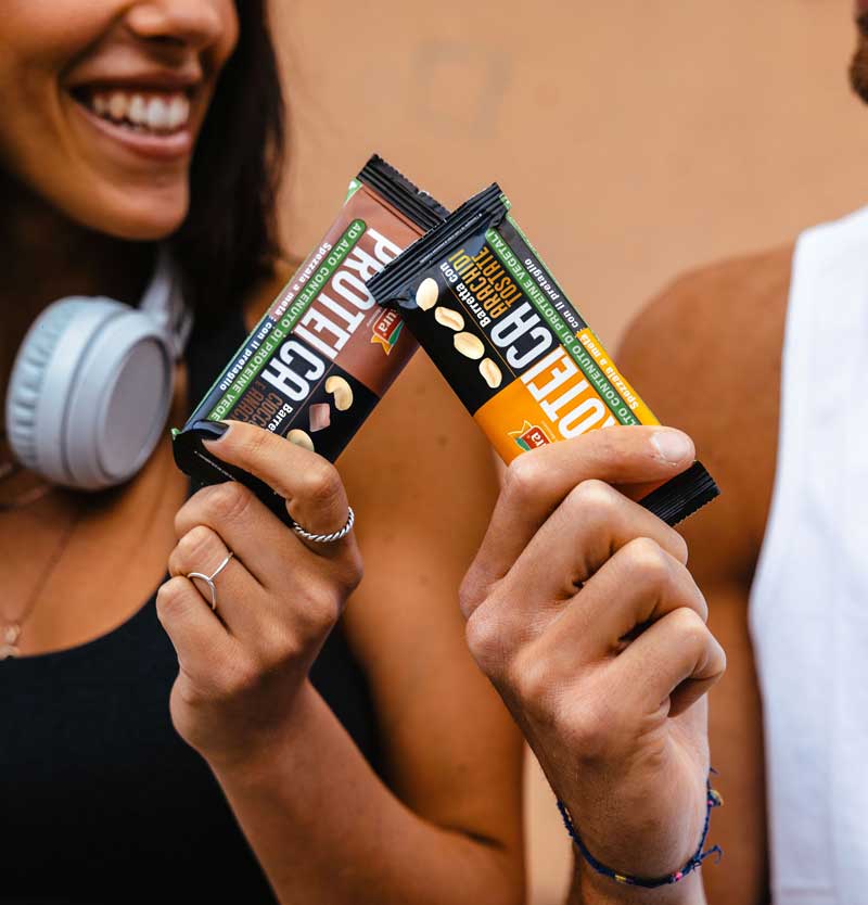 Persone che condividono barrette proteiche Ventura